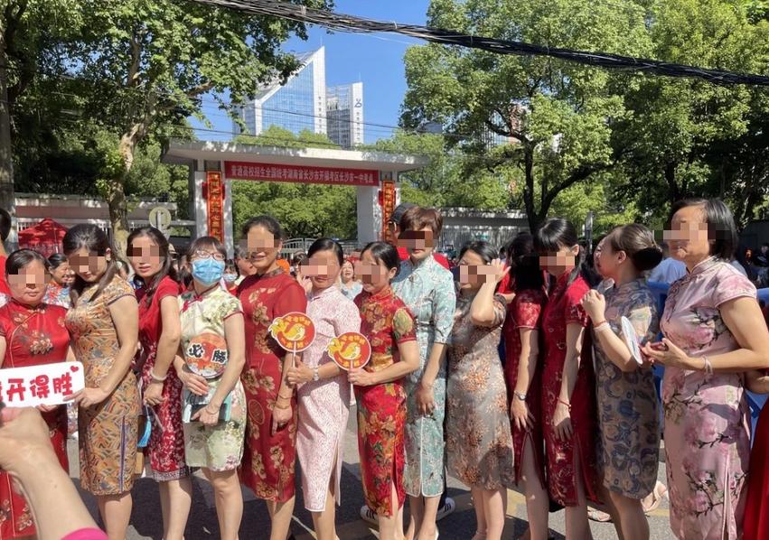火箭两年合同签下签湖人后场大闸,他们并没有使用全额中产特例?
